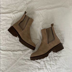 Rocket Dog Size 8 Beige Chelsea Boots